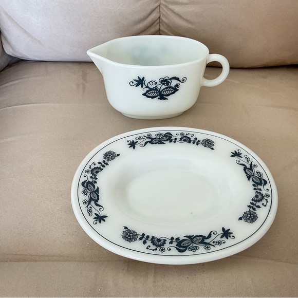 Vintage Pyrex Old Town Blue Onion Gravy Boat and Underplate - Picture 2 of 6